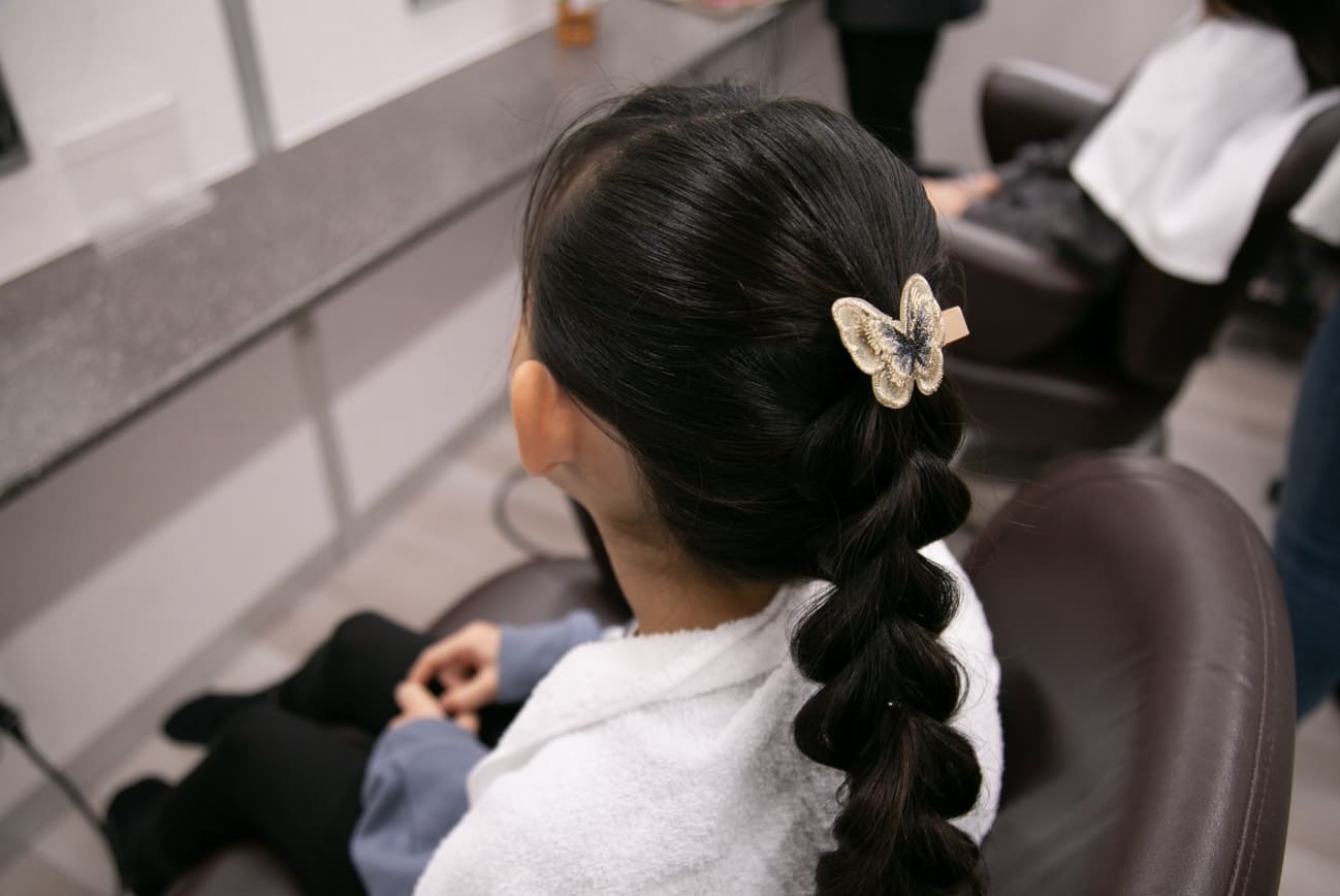 小学生の袴に似合う髪型とは？簡単に作れる人気ヘアアレンジ特集 | 袴